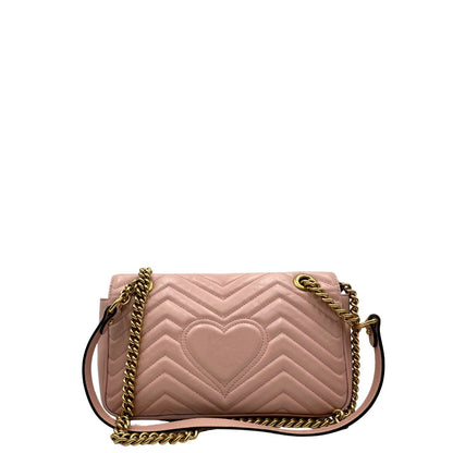 Borsa Gucci Marmont rosa in pelle con motivo chevron nella misura media, di lusso, originale, ottime condizioni, usata.