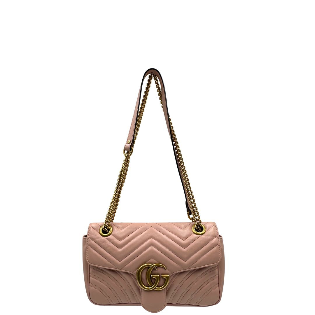 front Borsa Gucci Marmont rosa in pelle con motivo chevron nella misura media, di lusso, originale, ottime condizioni, usata. 