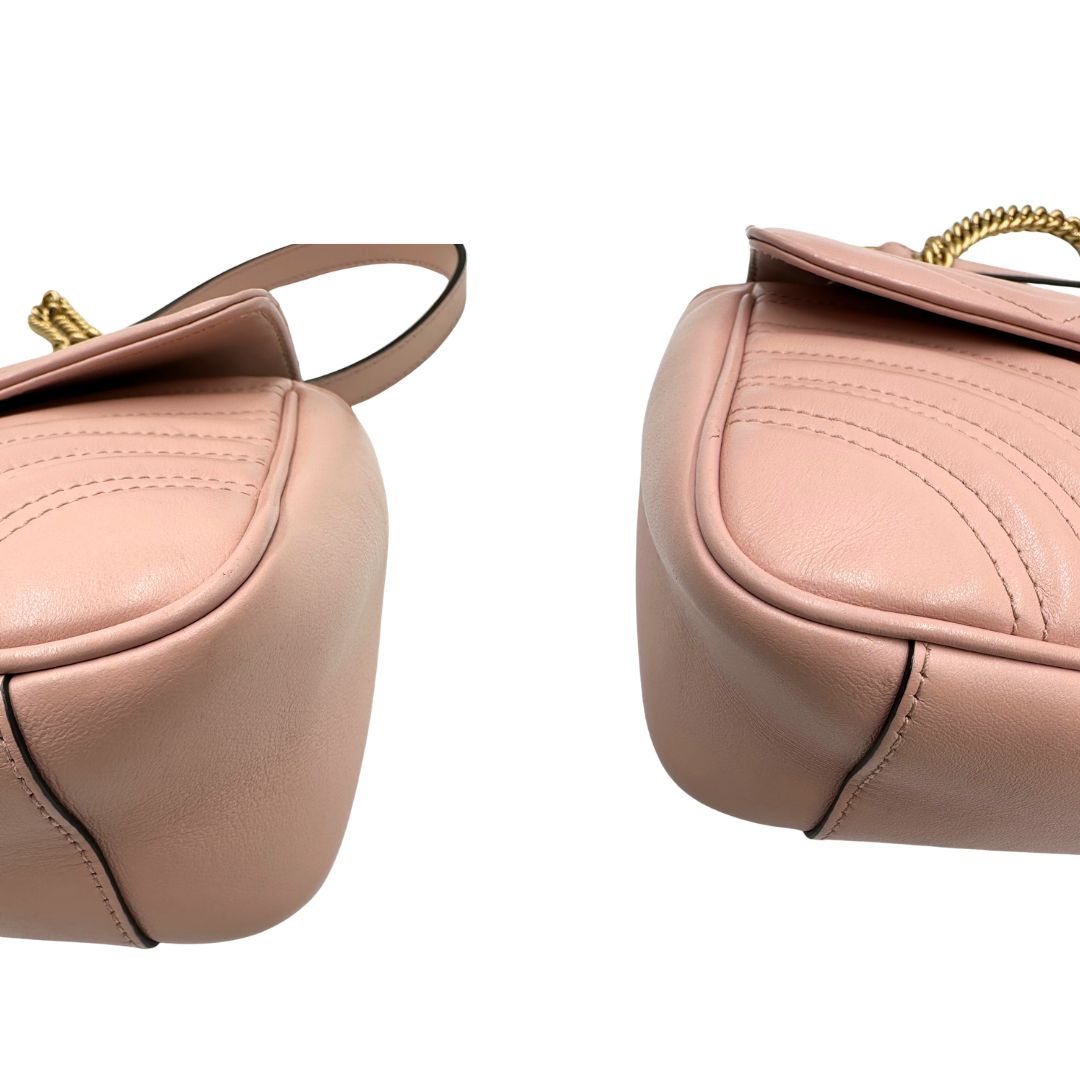 angoli Borsa Gucci Marmont rosa in pelle con motivo chevron nella misura media, di lusso, originale, ottime condizioni, usata. 