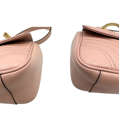 angoli Borsa Gucci Marmont rosa in pelle con motivo chevron nella misura media, di lusso, originale, ottime condizioni, usata. 