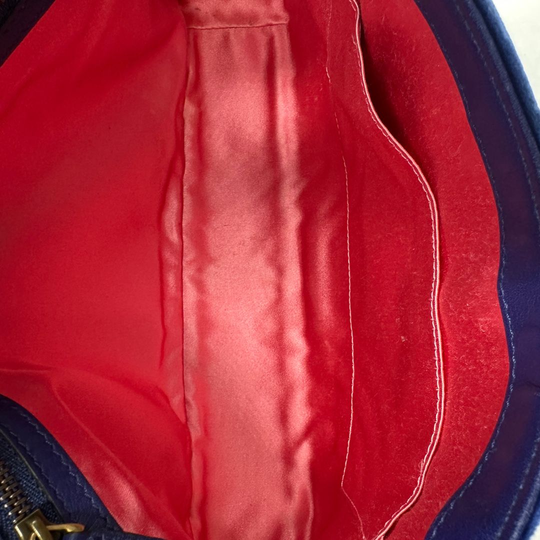 interno  Borsa Gucci Marmont nella misura grande in velluto blu, di lusso, originale, ottime condizioni. 