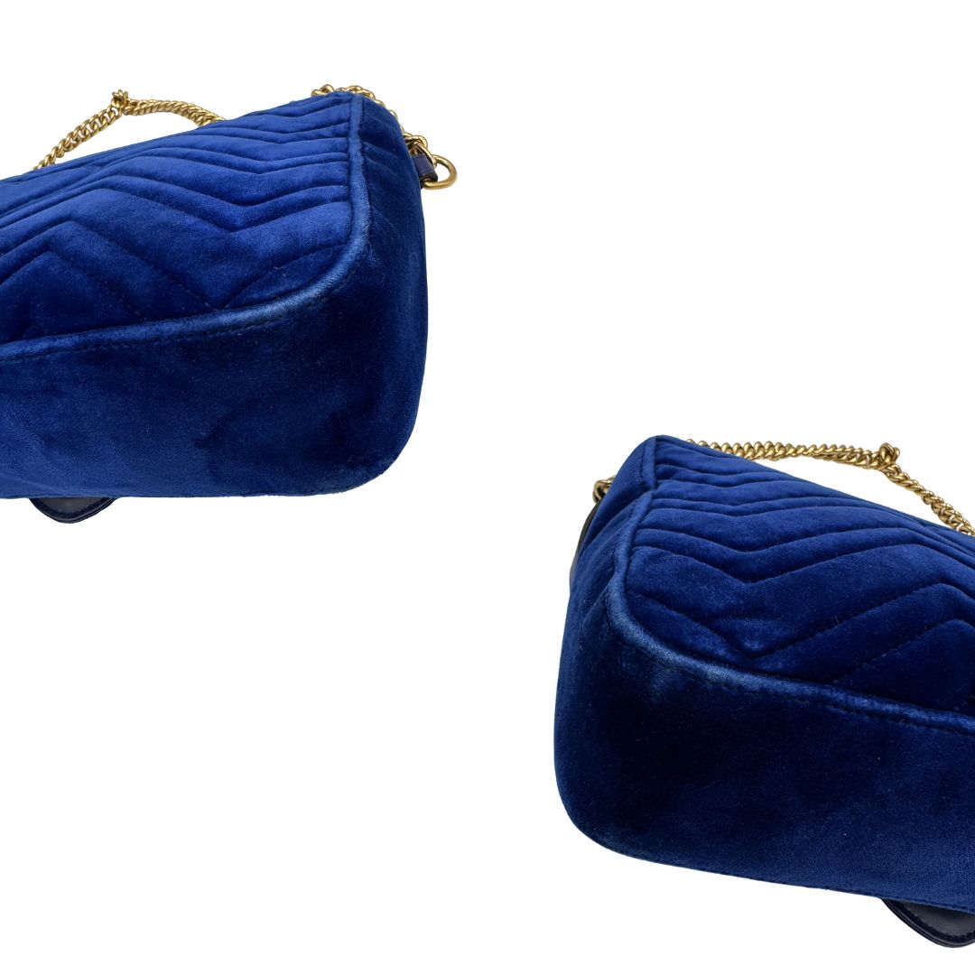 angoli  Borsa Gucci Marmont nella misura grande in velluto blu, di lusso, originale, ottime condizioni. 