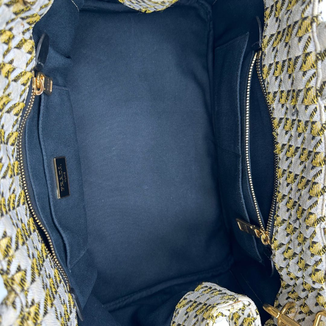 interno  Borsa Tote Prada in tessuto Jacquard, di lusso, originale, ottime condizioni, usata. 