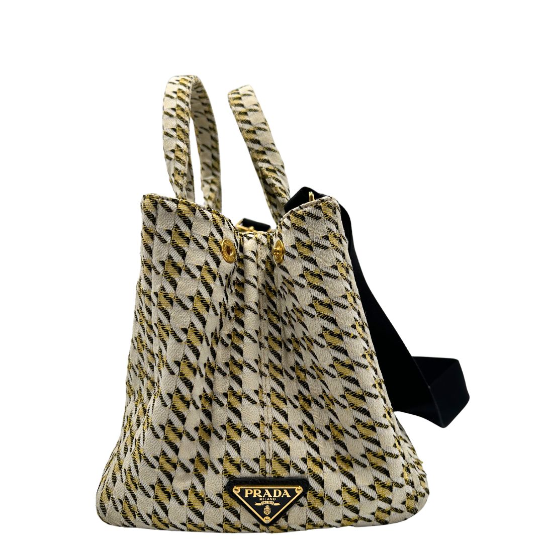 lato  Borsa Tote Prada in tessuto Jacquard, di lusso, originale, ottime condizioni, usata. 