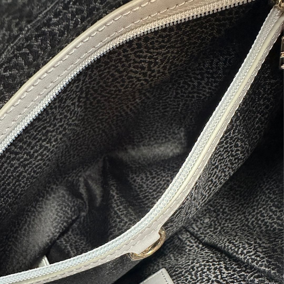 Interno tasca, Borsa modello hobo Borbonese tessuto nylon grigio con trama occhio di pernice, dettagli in pelle tono su tono e parti metalliche dorate. Originale, usata, di lusso, in ottime condizioni.
