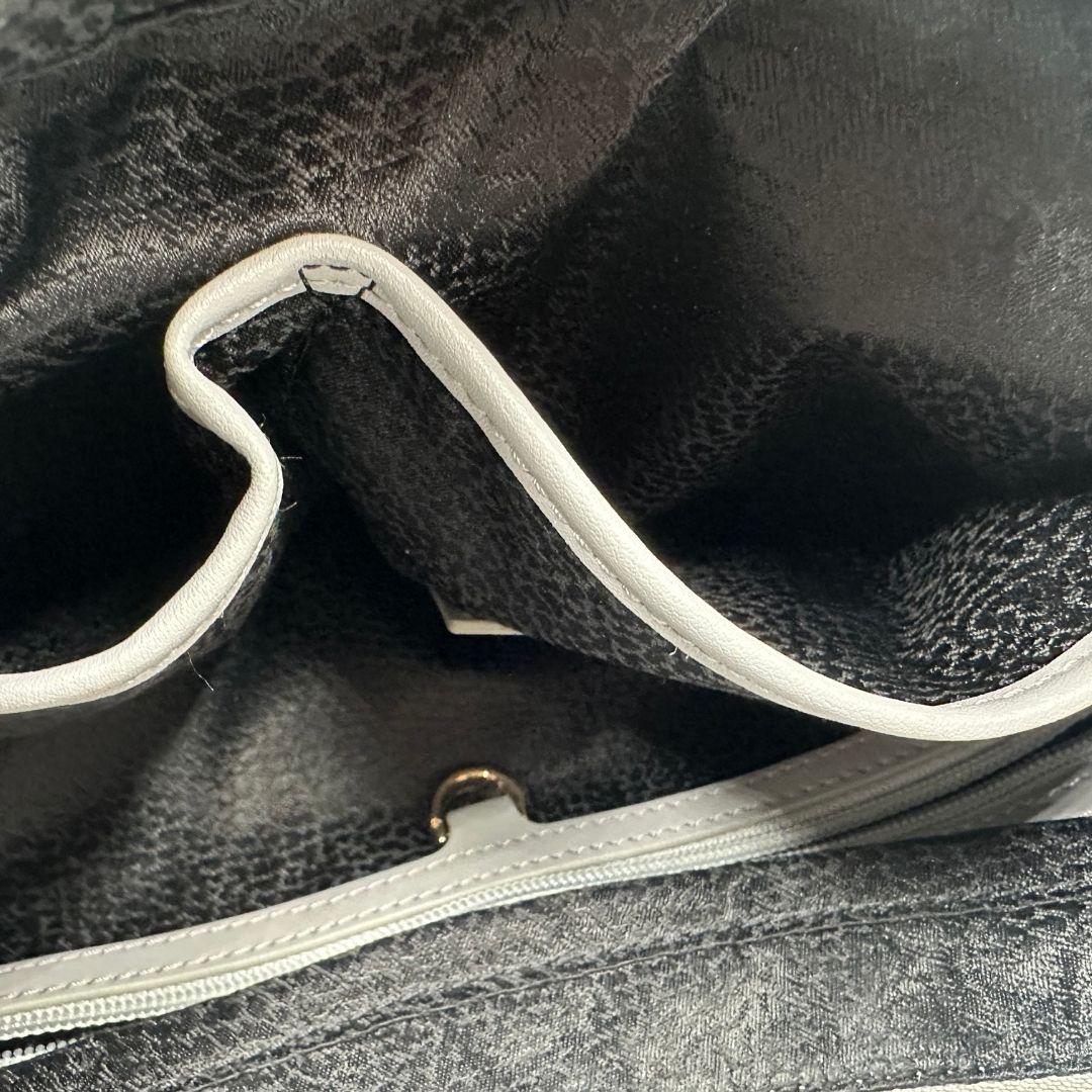 Interno, Borsa modello hobo Borbonese tessuto nylon grigio con trama occhio di pernice, dettagli in pelle tono su tono e parti metalliche dorate. Originale, usata, di lusso, in ottime condizioni.