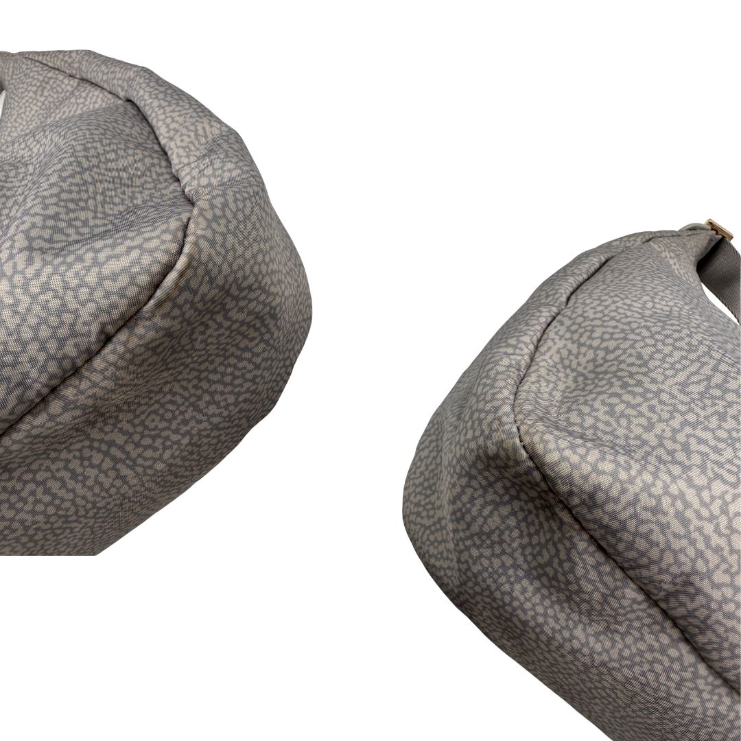 Angoli, Borsa modello hobo Borbonese tessuto nylon grigio con trama occhio di pernice, dettagli in pelle tono su tono e parti metalliche dorate. Originale, usata, di lusso, in ottime condizioni.