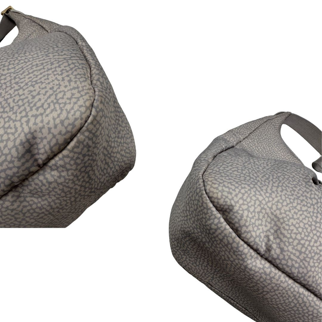 Angoli, Borsa modello hobo Borbonese tessuto nylon grigio con trama occhio di pernice, dettagli in pelle tono su tono e parti metalliche dorate. Originale, usata, di lusso, in ottime condizioni.