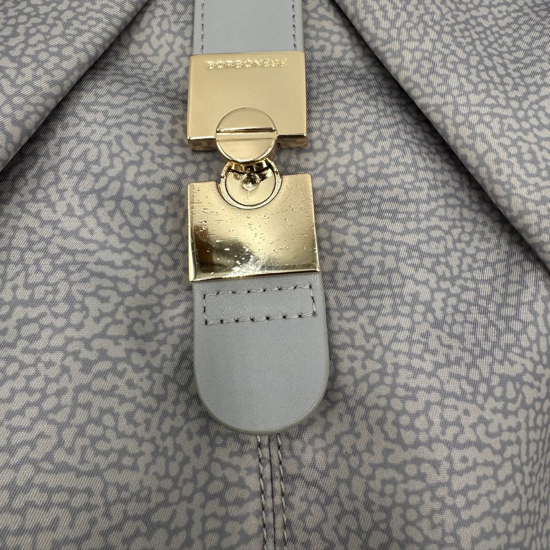 Chiusura, Borsa modello hobo Borbonese tessuto nylon grigio con trama occhio di pernice, dettagli in pelle tono su tono e parti metalliche dorate. Originale, usata, di lusso, in ottime condizioni.