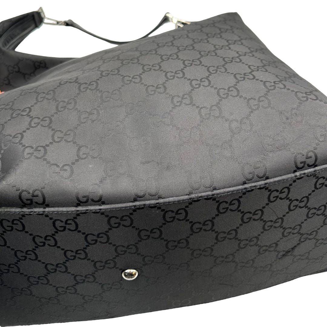 segni  Borsa Gucci Hobo Maxi in tessuto GG nero, di lusso, originale, ottime condizioni, usata. 