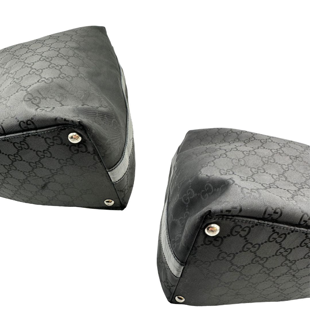 angoli Borsa Gucci Hobo Maxi in tessuto GG nero, di lusso, originale, ottime condizioni, usata. 