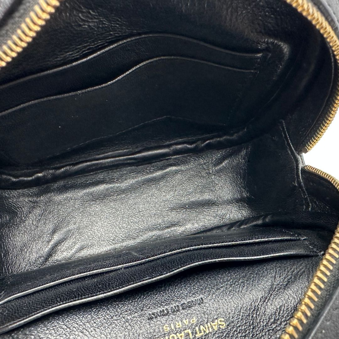 angoli Borsa Saint Laurent in pelle nera con iconico logo Cassandre in metallo dorato, di lusso, originale, ottime condizioni, usata. 