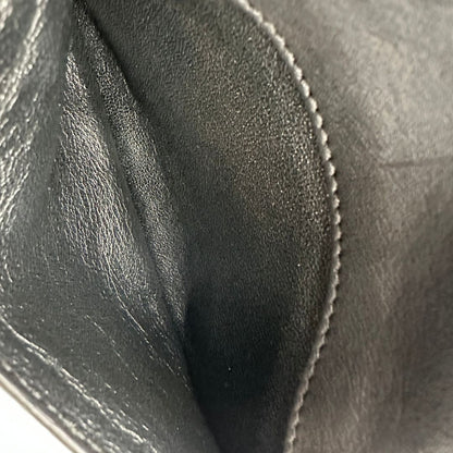 Interno borsa Saint Laurent in pelle nera con iconico logo Cassandre in metallo dorato, di lusso, originale, ottime condizioni, usata. 