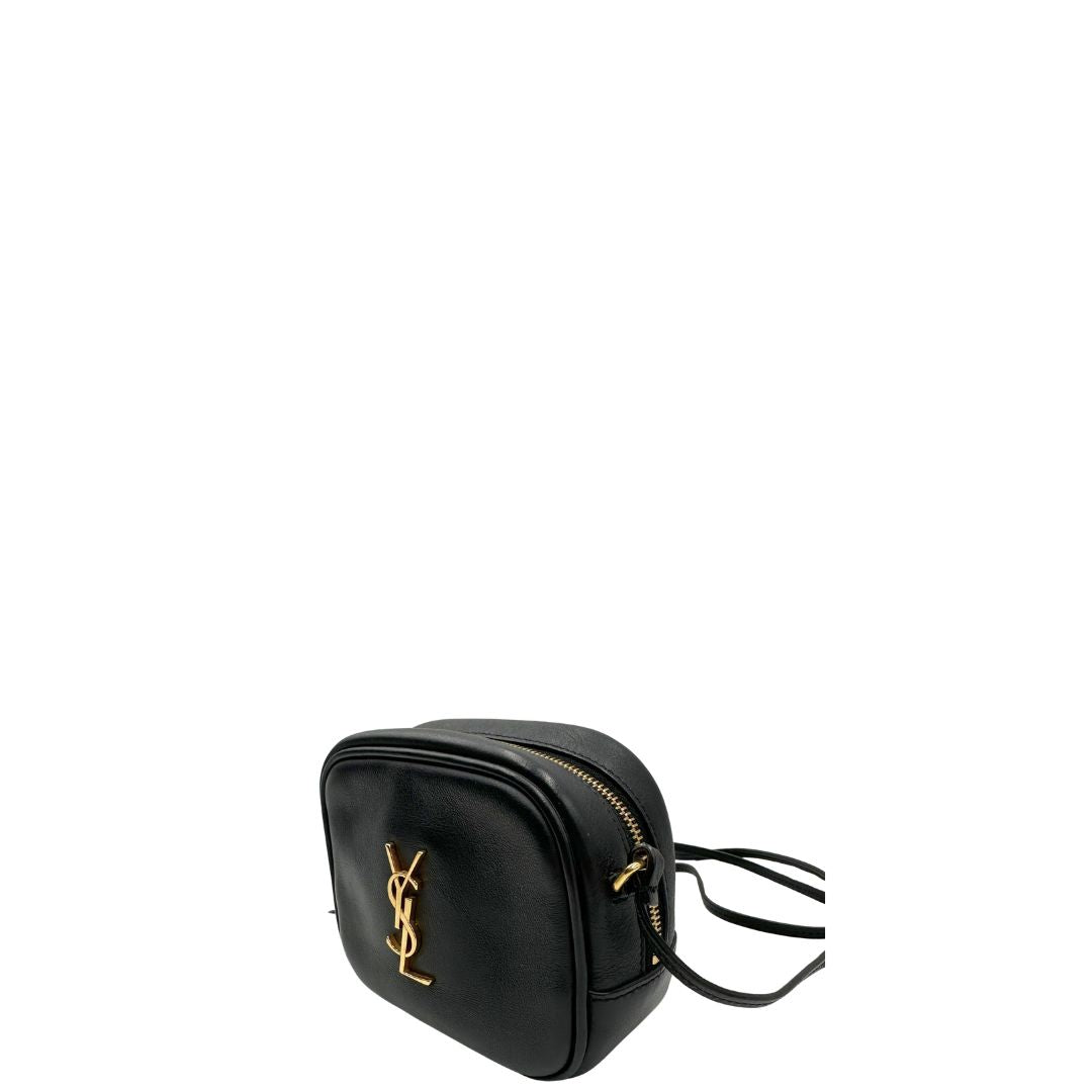 lato Borsa Saint Laurent in pelle nera con iconico logo Cassandre in metallo dorato, di lusso, originale, ottime condizioni, usata. 
