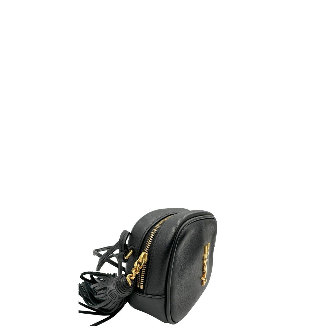 lato Borsa Saint Laurent in pelle nera con iconico logo Cassandre in metallo dorato, di lusso, originale, ottime condizioni, usata. 