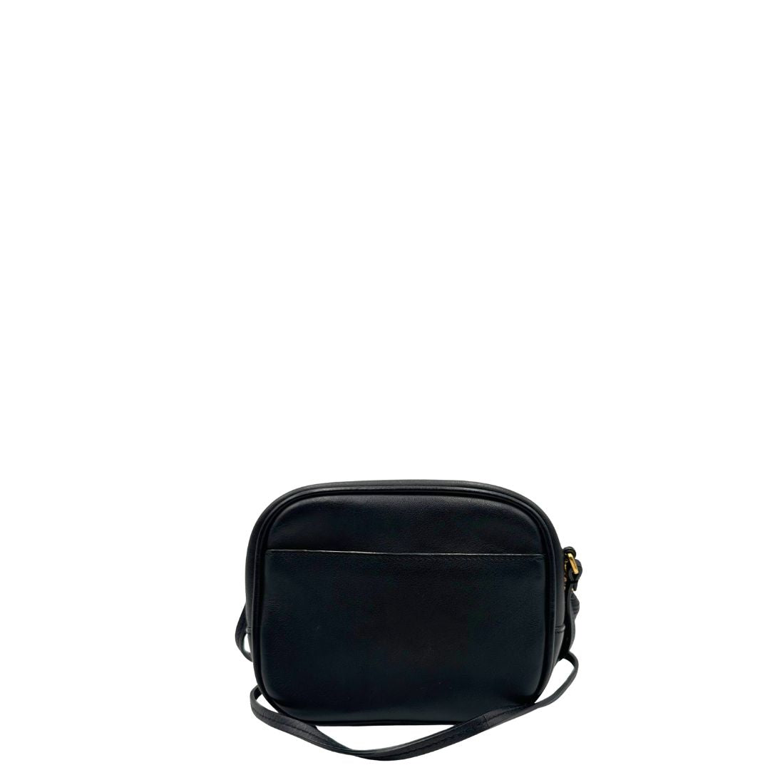 retro Borsa Saint Laurent in pelle nera con iconico logo Cassandre in metallo dorato, di lusso, originale, ottime condizioni, usata. 