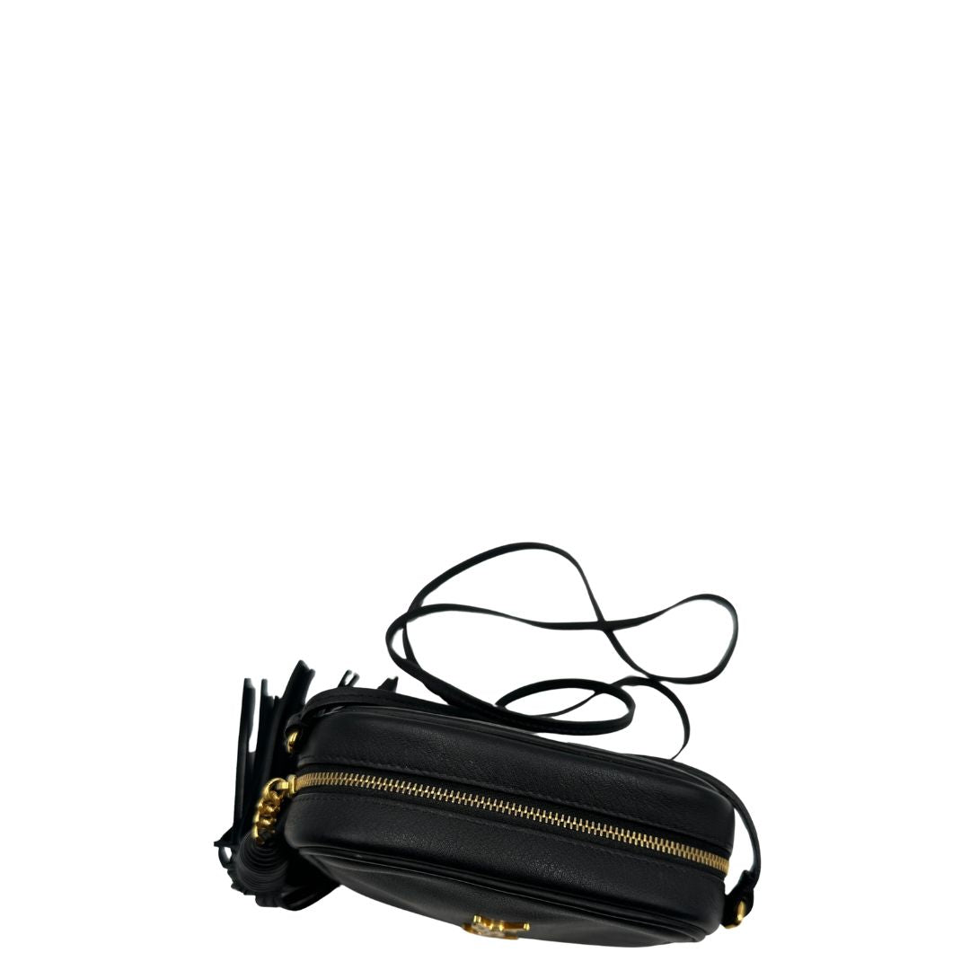 chiusura Borsa Saint Laurent in pelle nera con iconico logo Cassandre in metallo dorato, di lusso, originale, ottime condizioni, usata. 