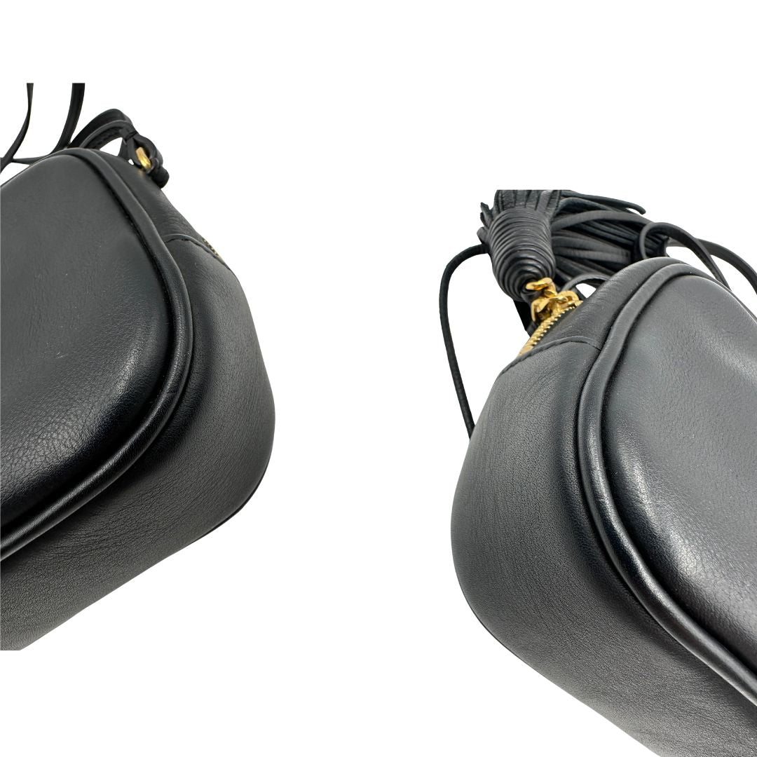 angoli Borsa Saint Laurent in pelle nera con iconico logo Cassandre in metallo dorato, di lusso, originale, ottime condizioni, usata. 