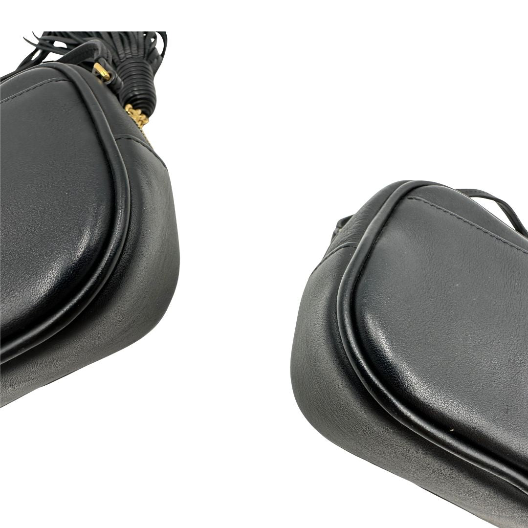angoli Borsa Saint Laurent in pelle nera con iconico logo Cassandre in metallo dorato, di lusso, originale, ottime condizioni, usata. 