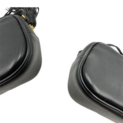 angoli Borsa Saint Laurent in pelle nera con iconico logo Cassandre in metallo dorato, di lusso, originale, ottime condizioni, usata. 