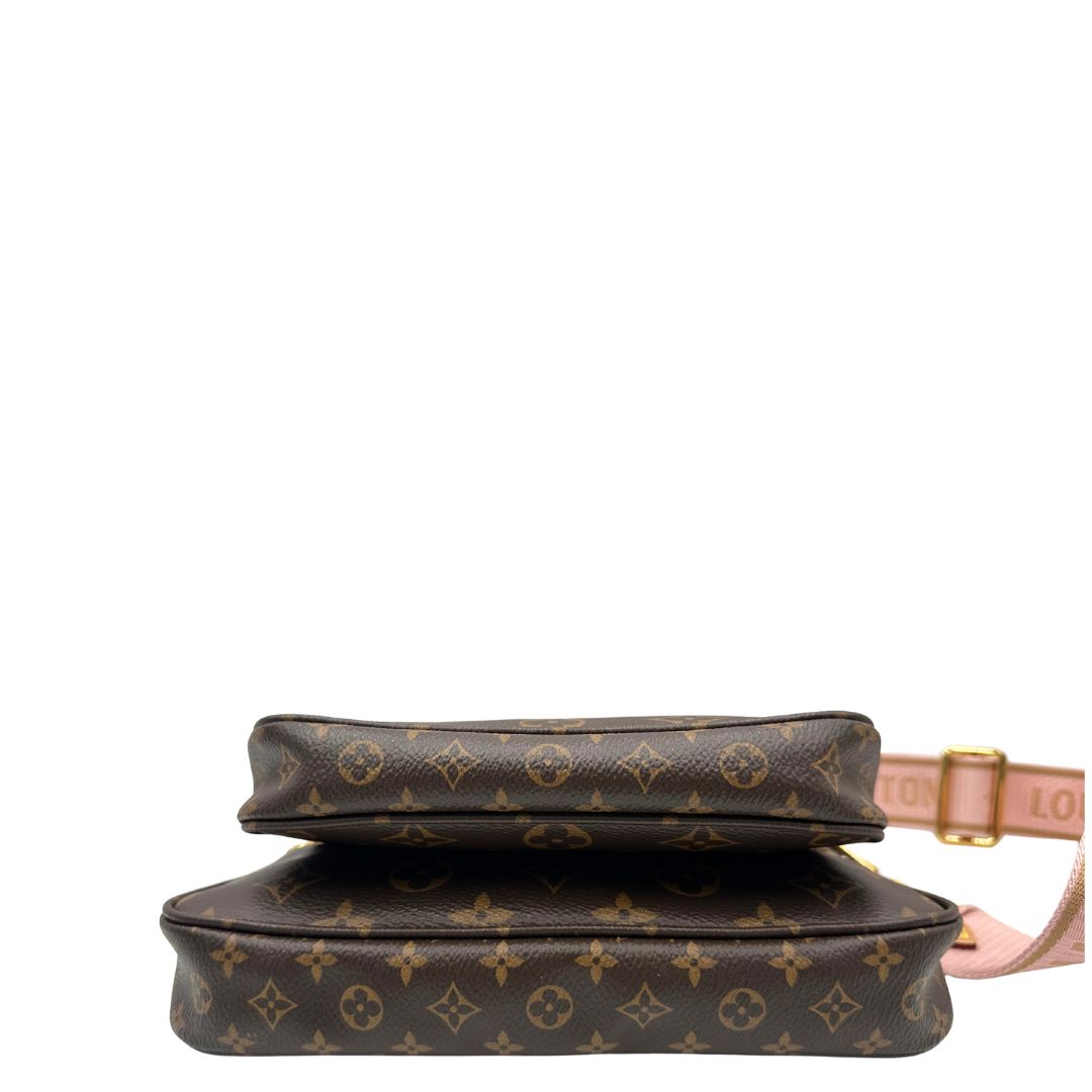 base Multi Pochette Accessoires Louis Vuitton in canvas marrone monogram con dettagli in vacchetta naturale, manico in catena dorata e tracolla in tessuto Jacquard rosa, di lusso, originale, ottime condizioni, usata. 