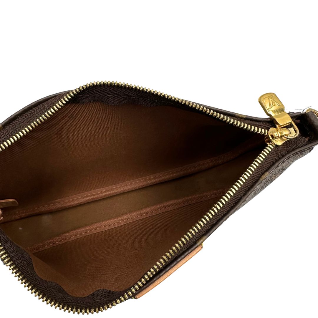 interno Multi Pochette Accessoires Louis Vuitton in canvas marrone monogram con dettagli in vacchetta naturale, manico in catena dorata e tracolla in tessuto Jacquard rosa, di lusso, originale, ottime condizioni, usata. 