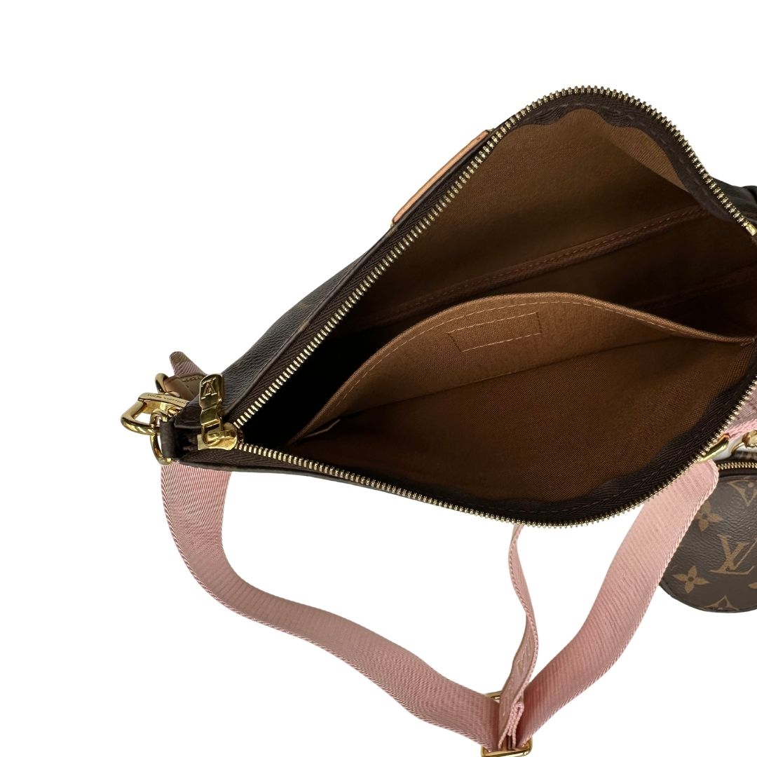 interno Multi Pochette Accessoires Louis Vuitton in canvas marrone monogram con dettagli in vacchetta naturale, manico in catena dorata e tracolla in tessuto Jacquard rosa, di lusso, originale, ottime condizioni, usata. 