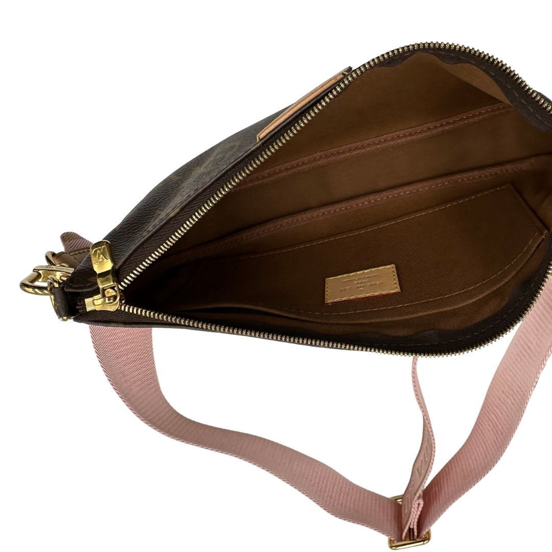 interno Multi Pochette Accessoires Louis Vuitton in canvas marrone monogram con dettagli in vacchetta naturale, manico in catena dorata e tracolla in tessuto Jacquard rosa, di lusso, originale, ottime condizioni, usata. 