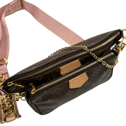 chiusura Multi Pochette Accessoires Louis Vuitton in canvas marrone monogram con dettagli in vacchetta naturale, manico in catena dorata e tracolla in tessuto Jacquard rosa, di lusso, originale, ottime condizioni, usata. 