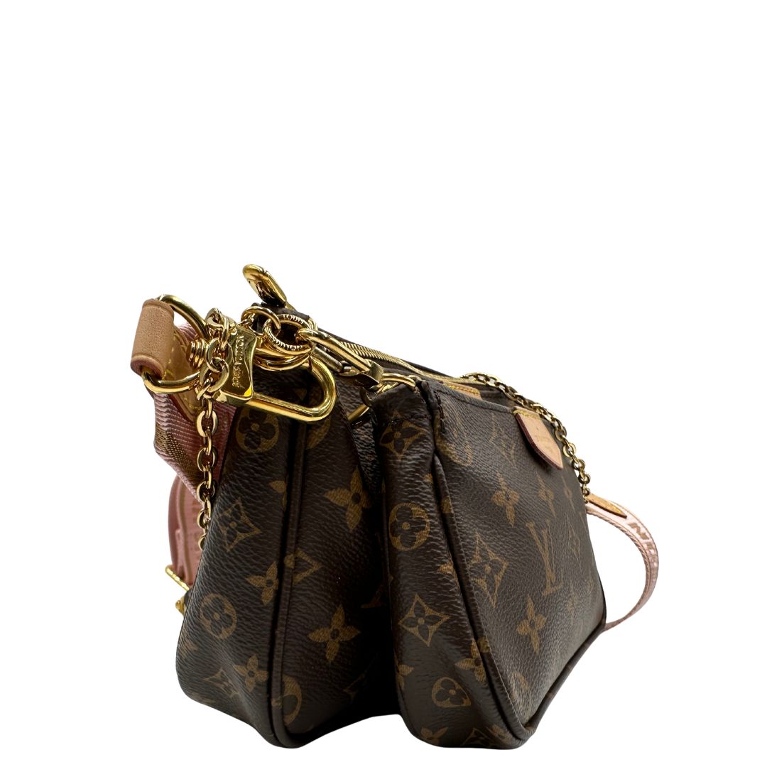 lato Multi Pochette Accessoires Louis Vuitton in canvas marrone monogram con dettagli in vacchetta naturale, manico in catena dorata e tracolla in tessuto Jacquard rosa, di lusso, originale, ottime condizioni, usata. 