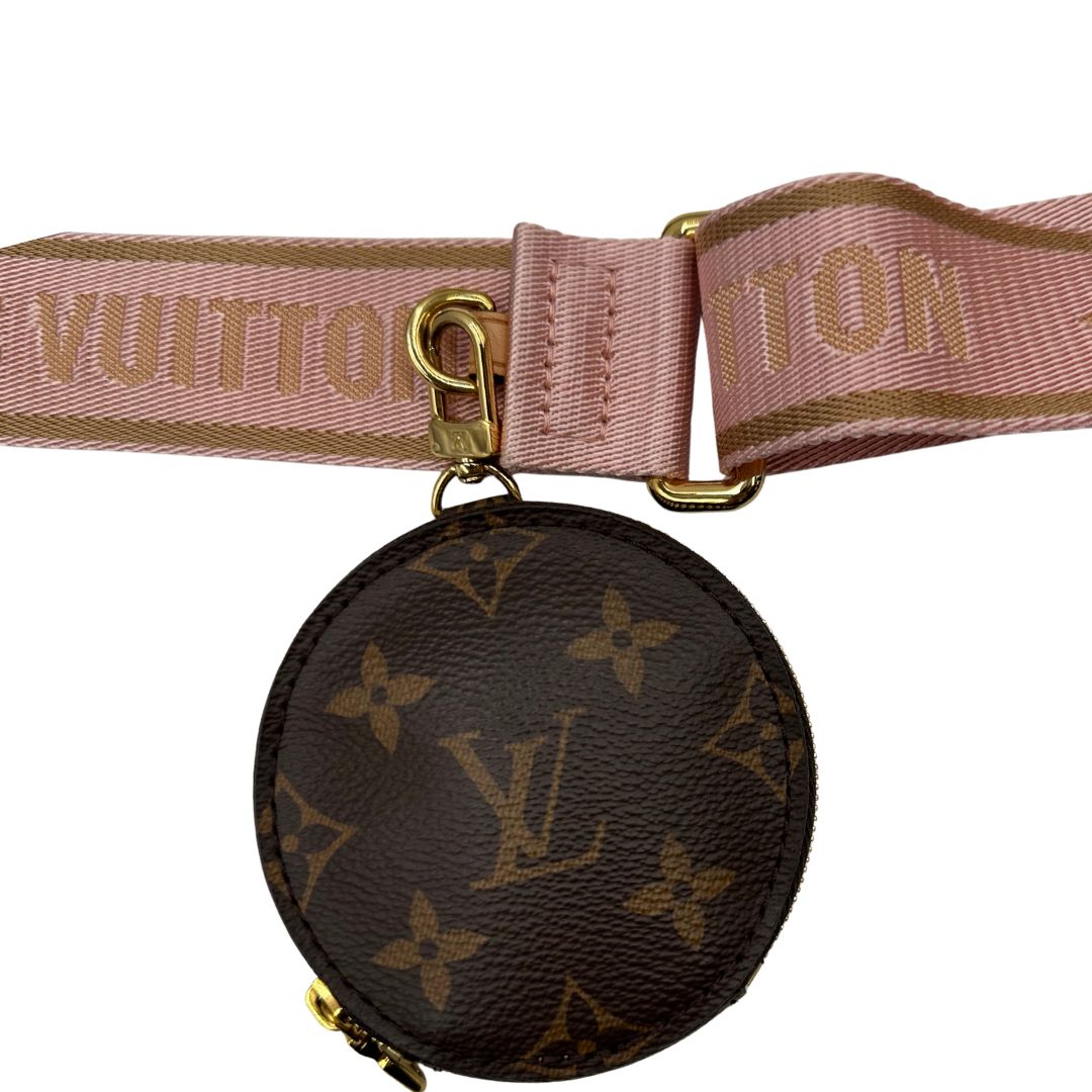 Multi Pochette Accessoires Louis Vuitton in canvas marrone monogram con dettagli in vacchetta naturale, manico in catena dorata e tracolla in tessuto Jacquard rosa, di lusso, originale, ottime condizioni, usata. 
