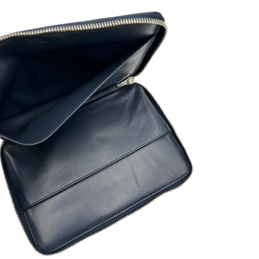 Portadocumenti Prada in pelle saffiano blu, di lusso, originale, ottime condizioni, usato.