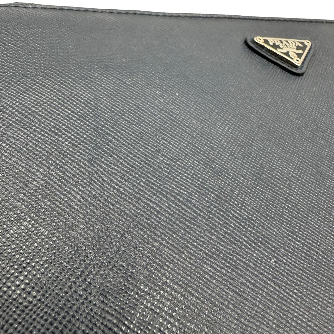Portadocumenti Prada in pelle saffiano blu, di lusso, originale, ottime condizioni, usato.