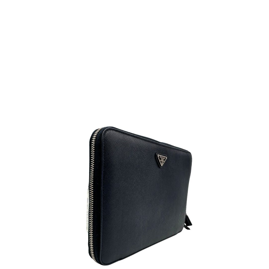Portadocumenti Prada in pelle saffiano blu, di lusso, originale, ottime condizioni, usato.