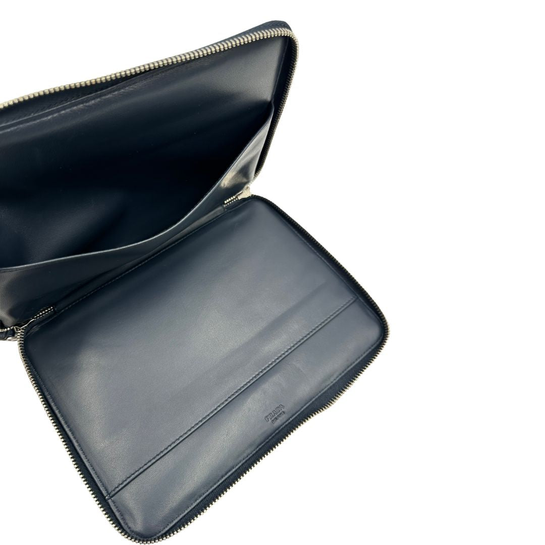 Portadocumenti Prada in pelle saffiano blu, di lusso, originale, ottime condizioni, usato.