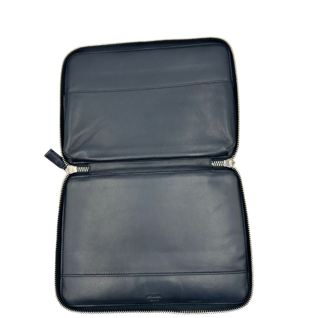 Portadocumenti Prada in pelle saffiano blu, di lusso, originale, ottime condizioni, usato.