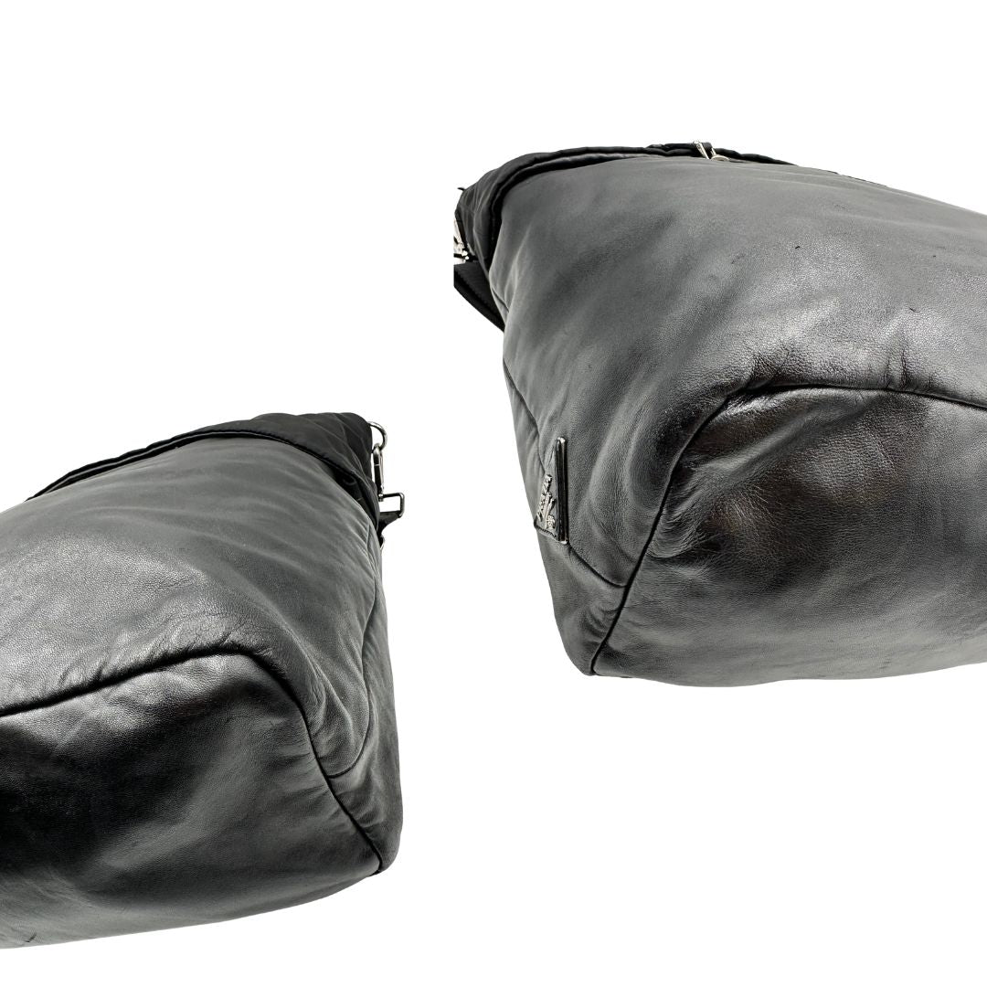 Angoli, Borsa Prada double face in nylon e pelle nero con parti metalliche argentate; munita di doppi manici e una tracolla in tessuto amovibile e regolabile. Originale, usata, di lusso, in ottime condizioni.