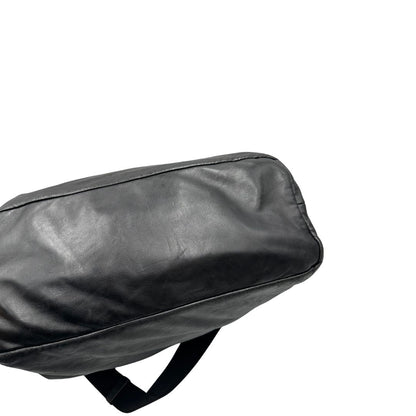 Base, Borsa Prada double face in nylon e pelle nero con parti metalliche argentate; munita di doppi manici e una tracolla in tessuto amovibile e regolabile. Originale, usata, di lusso, in ottime condizioni.