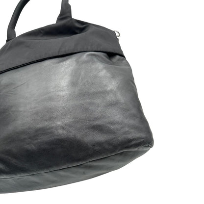 Borsa Prada double face in nylon e pelle nero con parti metalliche argentate; munita di doppi manici e una tracolla in tessuto amovibile e regolabile. Originale, usata, di lusso, in ottime condizioni.
