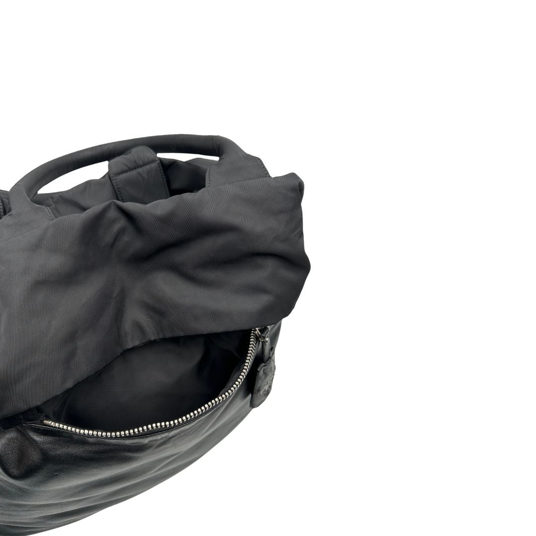 Tasca, Borsa Prada double face in nylon e pelle nero con parti metalliche argentate; munita di doppi manici e una tracolla in tessuto amovibile e regolabile. Originale, usata, di lusso, in ottime condizioni.