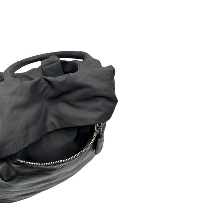 Tasca, Borsa Prada double face in nylon e pelle nero con parti metalliche argentate; munita di doppi manici e una tracolla in tessuto amovibile e regolabile. Originale, usata, di lusso, in ottime condizioni.