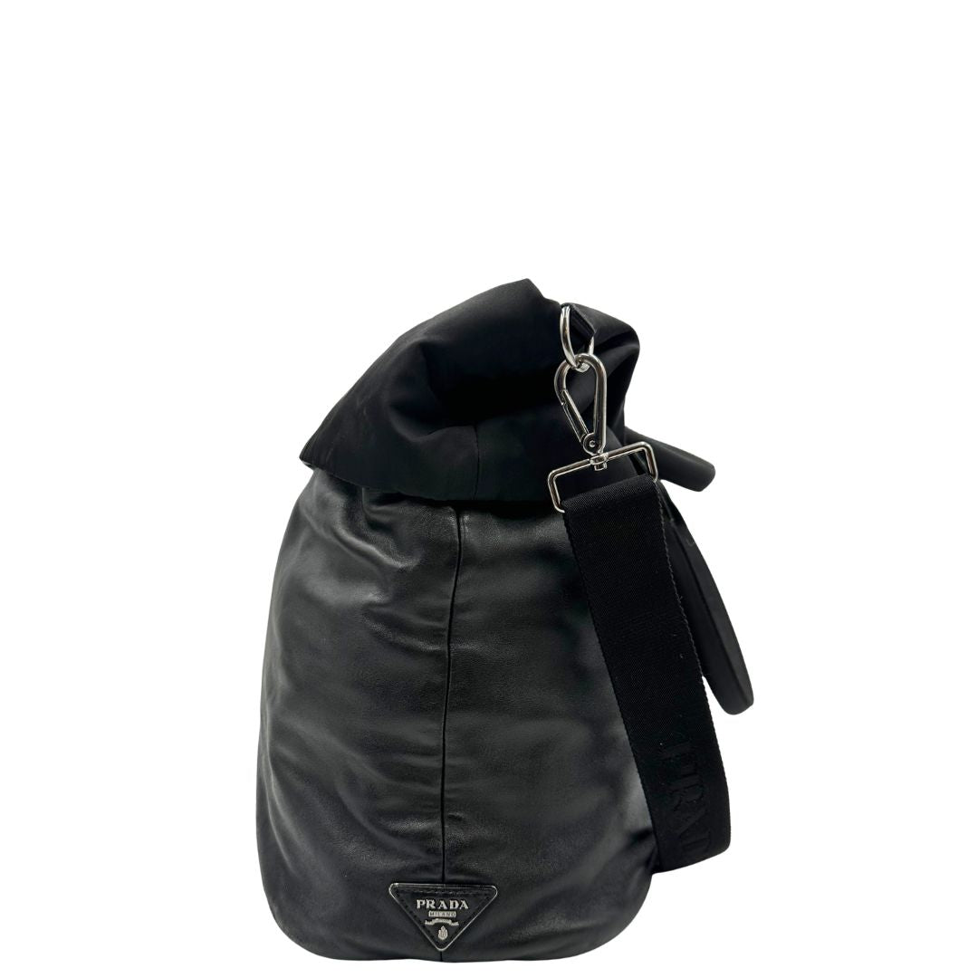 Borsa Prada double face in nylon e pelle nero con parti metalliche argentate; munita di doppi manici e una tracolla in tessuto amovibile e regolabile. Originale, usata, di lusso, in ottime condizioni.