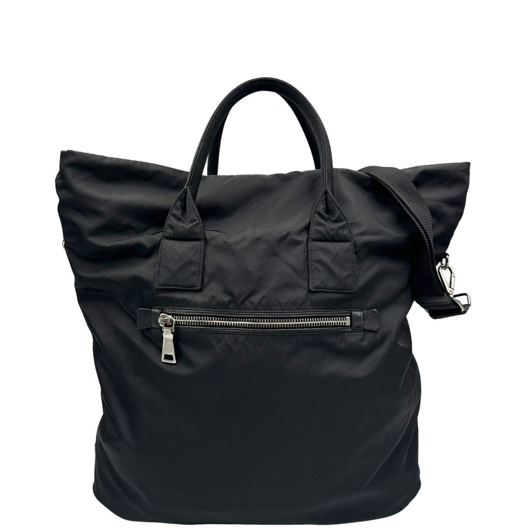 Front, Borsa Prada double face in nylon e pelle nero con parti metalliche argentate; munita di doppi manici e una tracolla in tessuto amovibile e regolabile. Originale, usata, di lusso, in ottime condizioni.