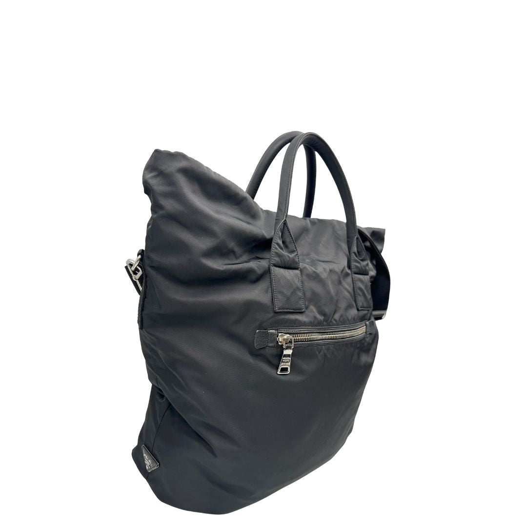 Laterale, Borsa Prada double face in nylon e pelle nero con parti metalliche argentate; munita di doppi manici e una tracolla in tessuto amovibile e regolabile. Originale, usata, di lusso, in ottime condizioni.