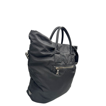 Laterale, Borsa Prada double face in nylon e pelle nero con parti metalliche argentate; munita di doppi manici e una tracolla in tessuto amovibile e regolabile. Originale, usata, di lusso, in ottime condizioni.