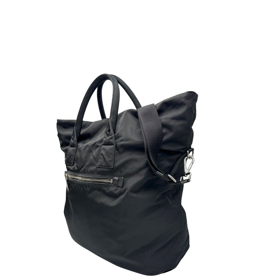 Laterale, Borsa Prada double face in nylon e pelle nero con parti metalliche argentate; munita di doppi manici e una tracolla in tessuto amovibile e regolabile. Originale, usata, di lusso, in ottime condizioni.