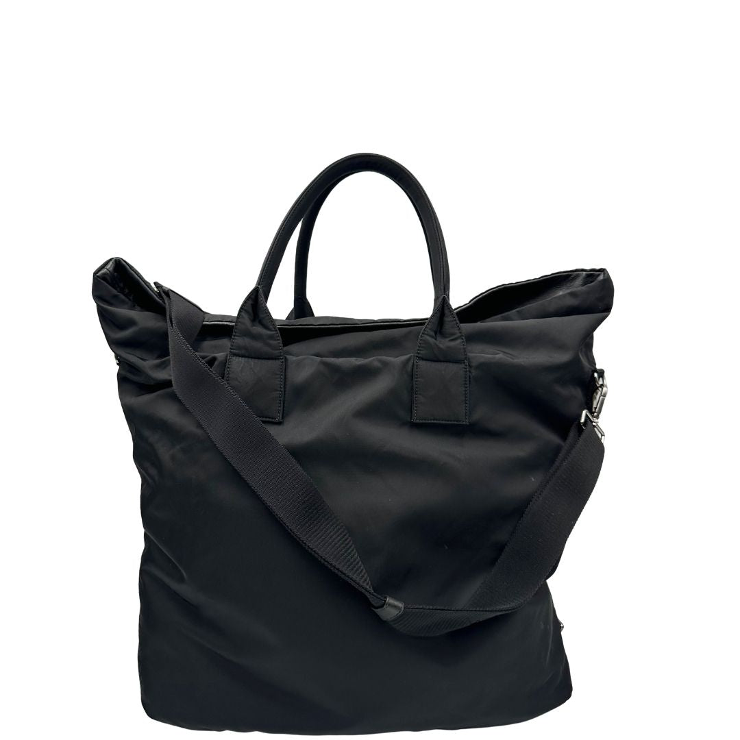 Retro, Borsa Prada double face in nylon e pelle nero con parti metalliche argentate; munita di doppi manici e una tracolla in tessuto amovibile e regolabile. Originale, usata, di lusso, in ottime condizioni.