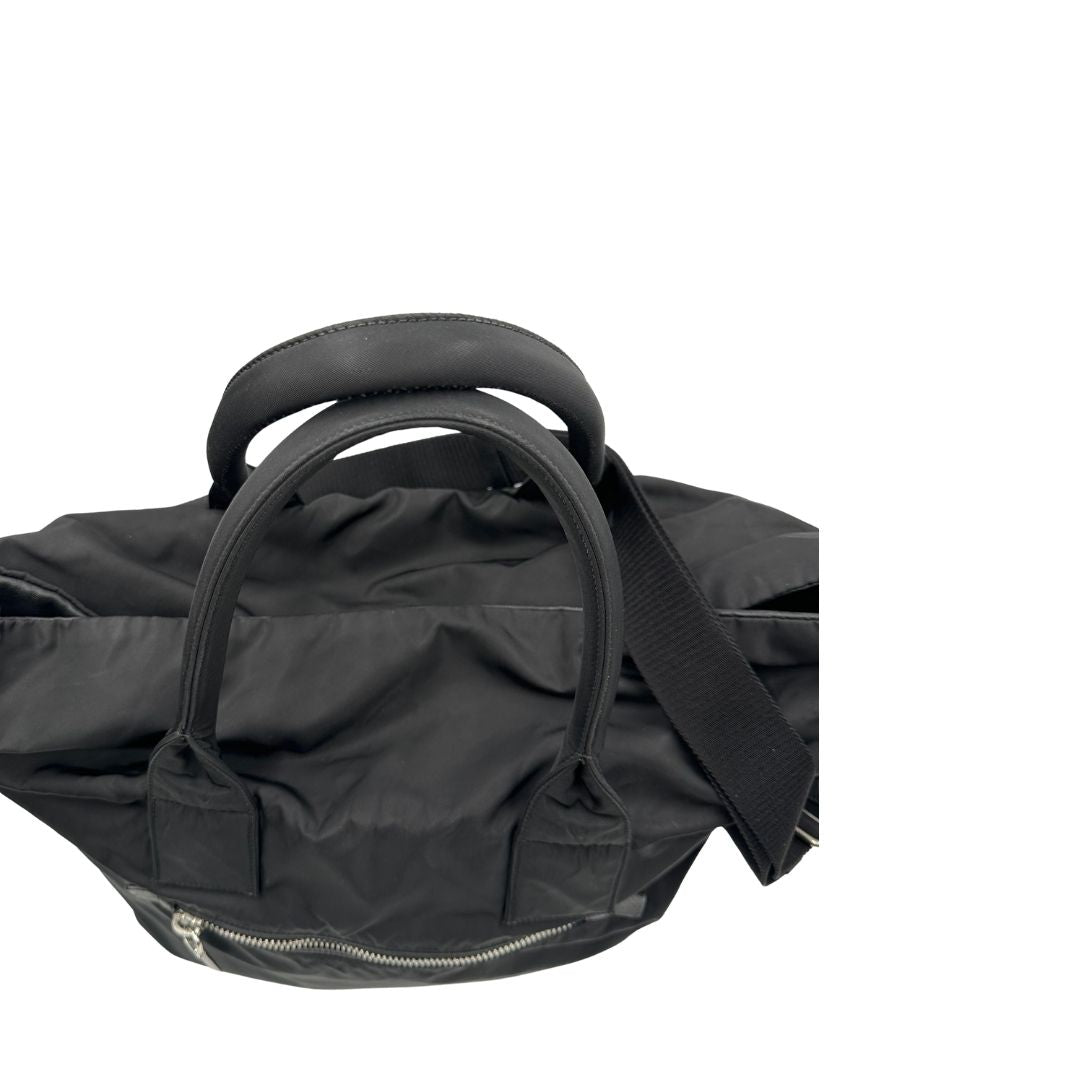 Manici, Borsa Prada double face in nylon e pelle nero con parti metalliche argentate; munita di doppi manici e una tracolla in tessuto amovibile e regolabile. Originale, usata, di lusso, in ottime condizioni.