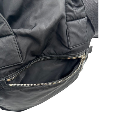 Tasca, Borsa Prada double face in nylon e pelle nero con parti metalliche argentate; munita di doppi manici e una tracolla in tessuto amovibile e regolabile. Originale, usata, di lusso, in ottime condizioni.
