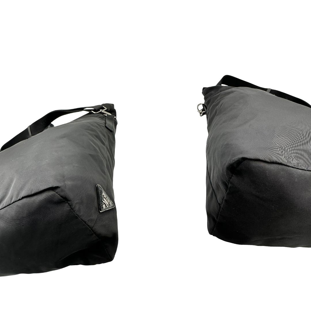 Angoli, Borsa Prada double face in nylon e pelle nero con parti metalliche argentate; munita di doppi manici e una tracolla in tessuto amovibile e regolabile. Originale, usata, di lusso, in ottime condizioni.